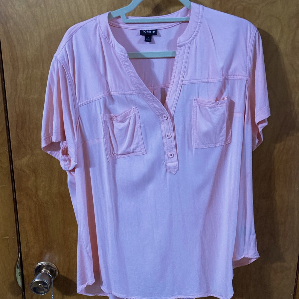 Size 1 (14-16) Torrid peach three button top